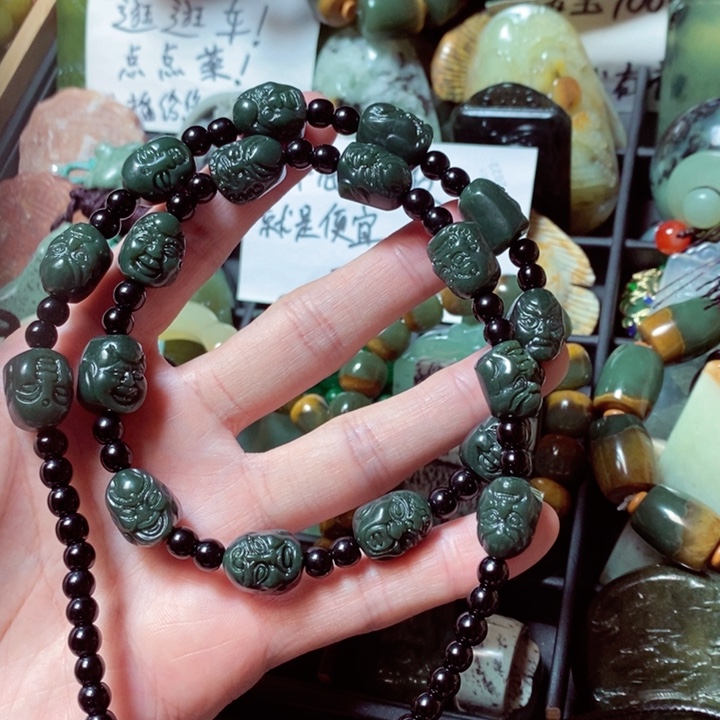 透闪石质玉颈饰未镶嵌