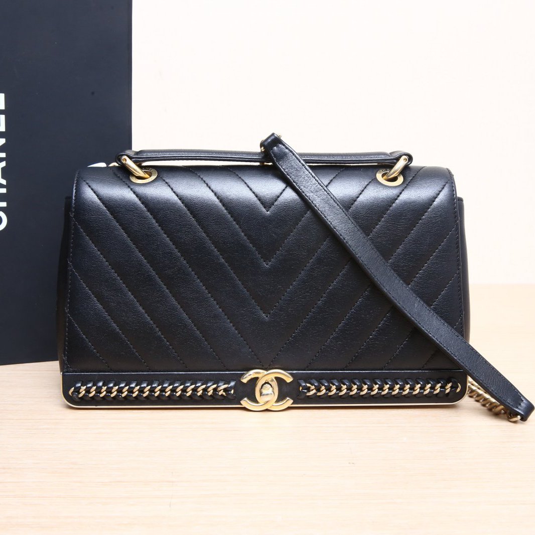95新 Chanel/香奈儿 小花攀攀 黑色 皮革S 24开 金扣 V纹编织边包