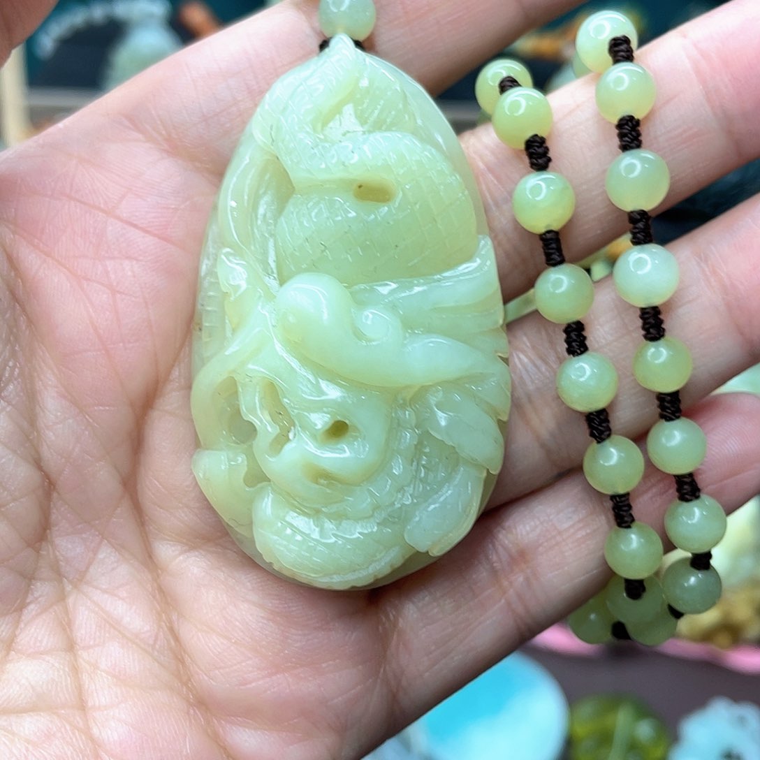 蛇纹石玉颈饰未镶嵌