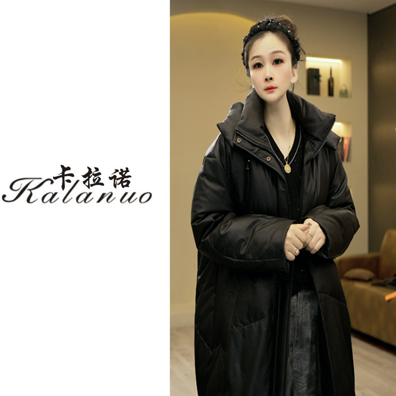 【卡拉诺】2025新款气质立领连帽中长款皮羽绒8809