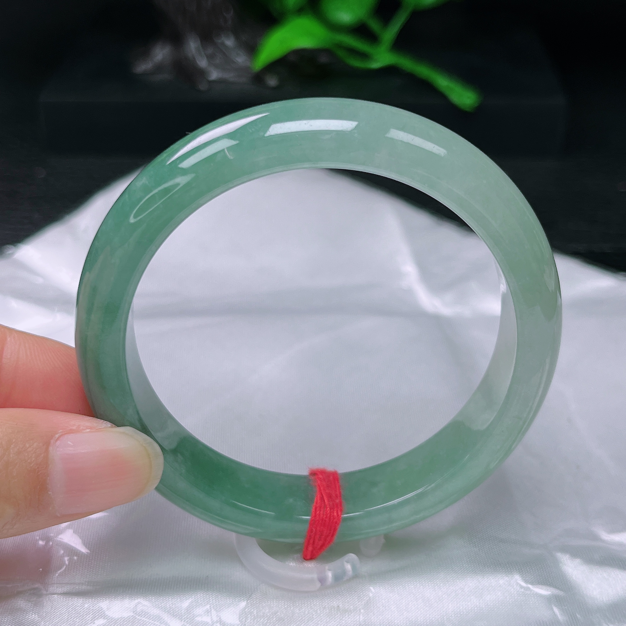 天然缅甸A货翡翠手镯55-56圈口半山冰川蓝尺寸：55.6-12.6-7.9完整