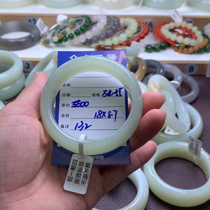 小***猪和田玉未镶嵌手镯