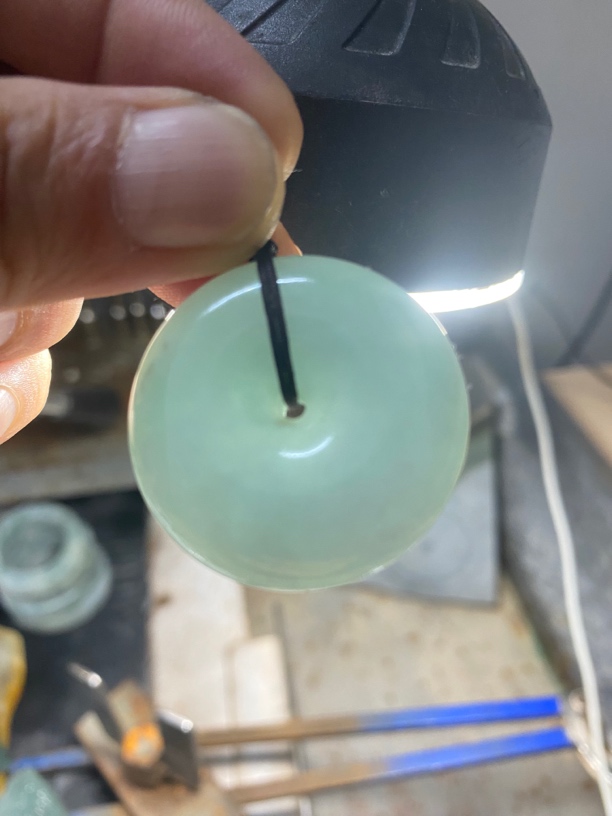 缅甸天然翡翠A货平安扣。