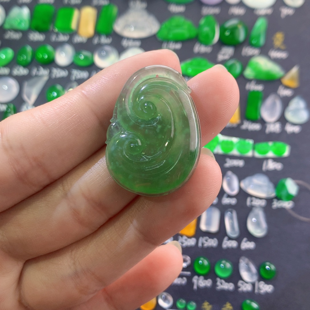 翡翠未镶嵌颈饰如意