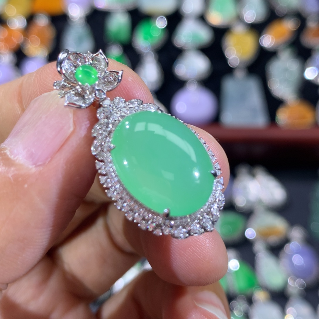 翡翠18K金镶嵌颈饰