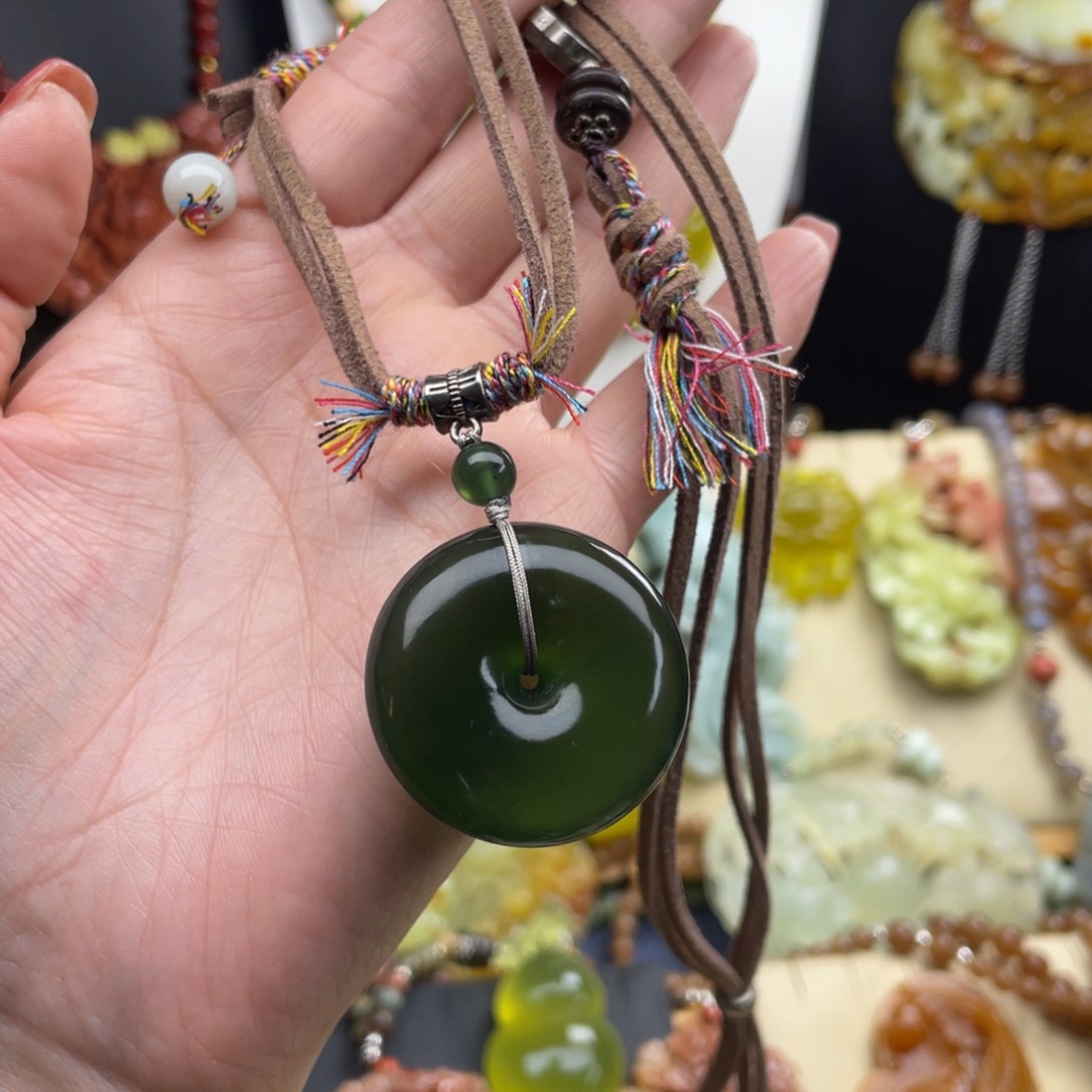 未镶嵌蛇纹石玉颈饰