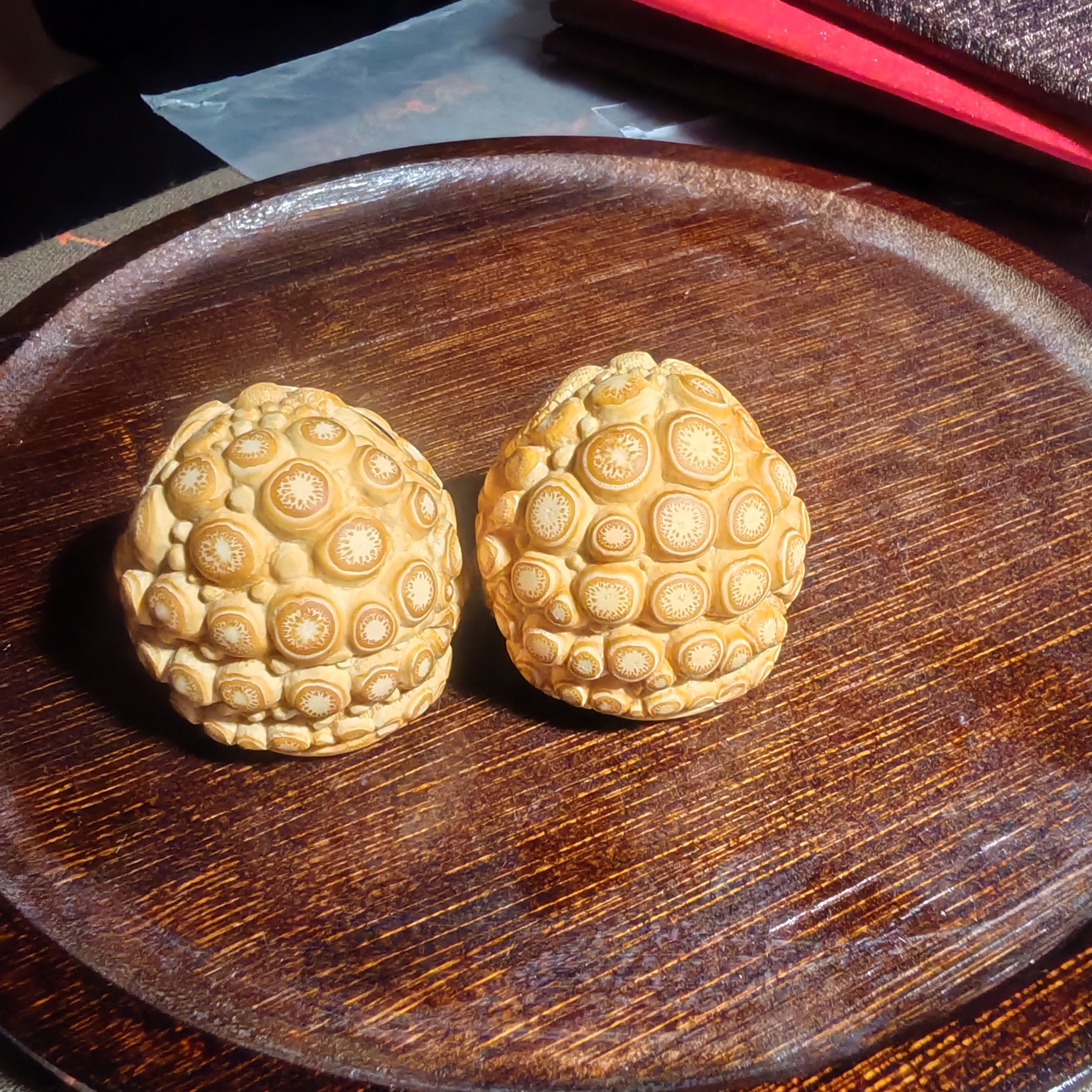 竹根雕精品鱼龙手球一对