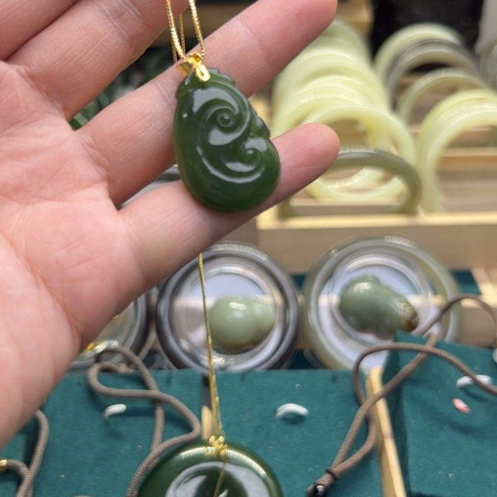 和田玉颈饰未镶嵌碧玉如意