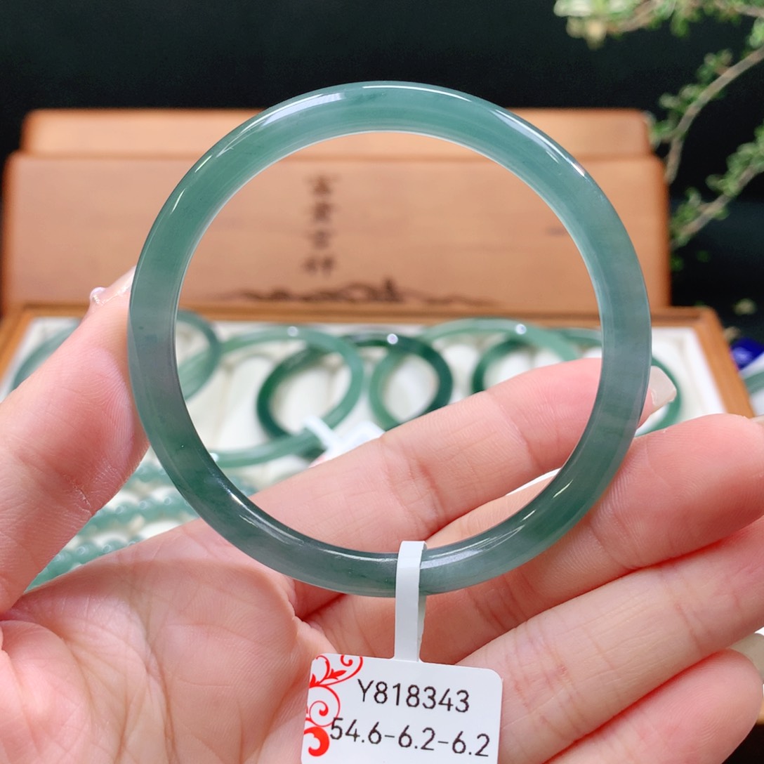 翡翠手镯未镶嵌天然