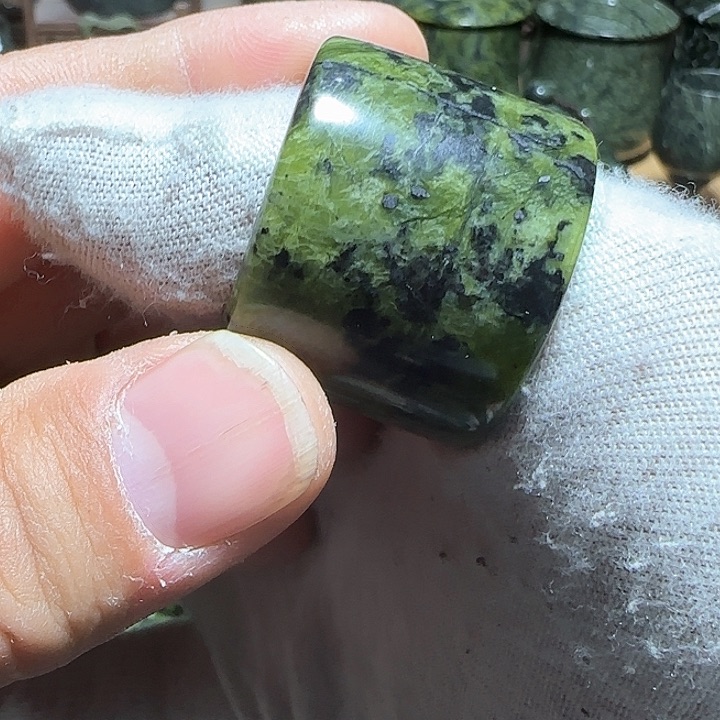 蛇纹石玉扳指未镶嵌