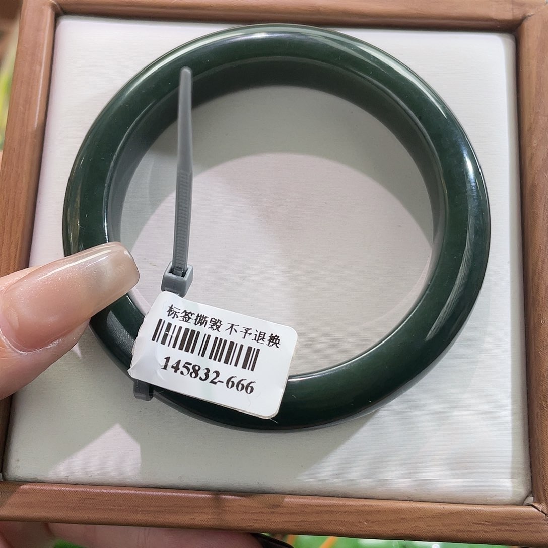 和田玉未镶嵌手镯55.56