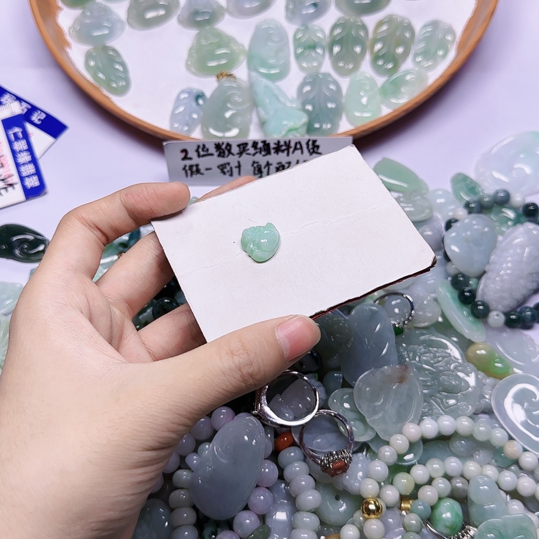 翡翠未镶嵌吊坠(赠链)翡翠