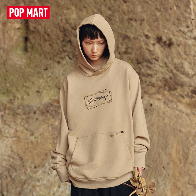 泡泡玛特Hirono Living Wild-穴居做旧贴布连帽卫衣浅驼色