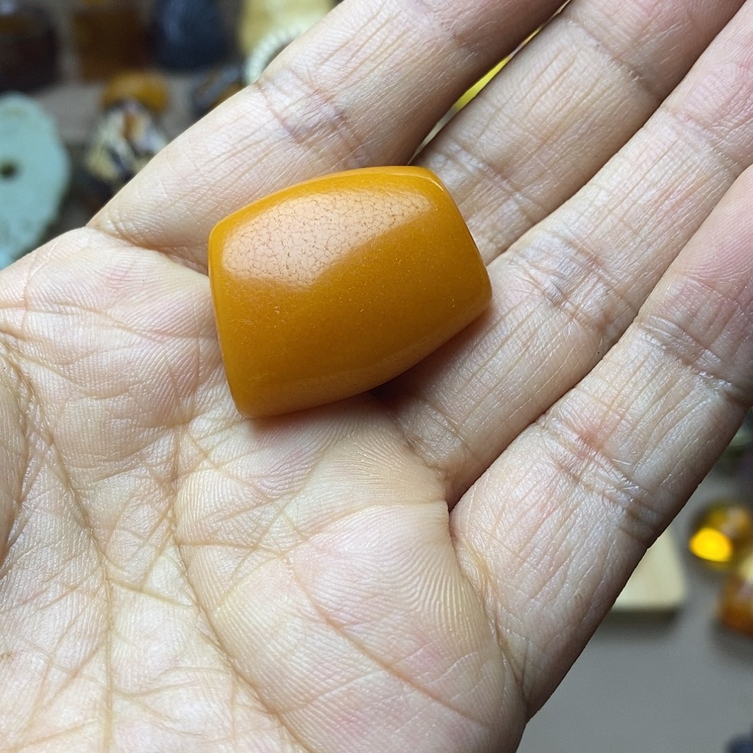 般***林琥珀未镶嵌颈饰橘色马蹄珠8.12克