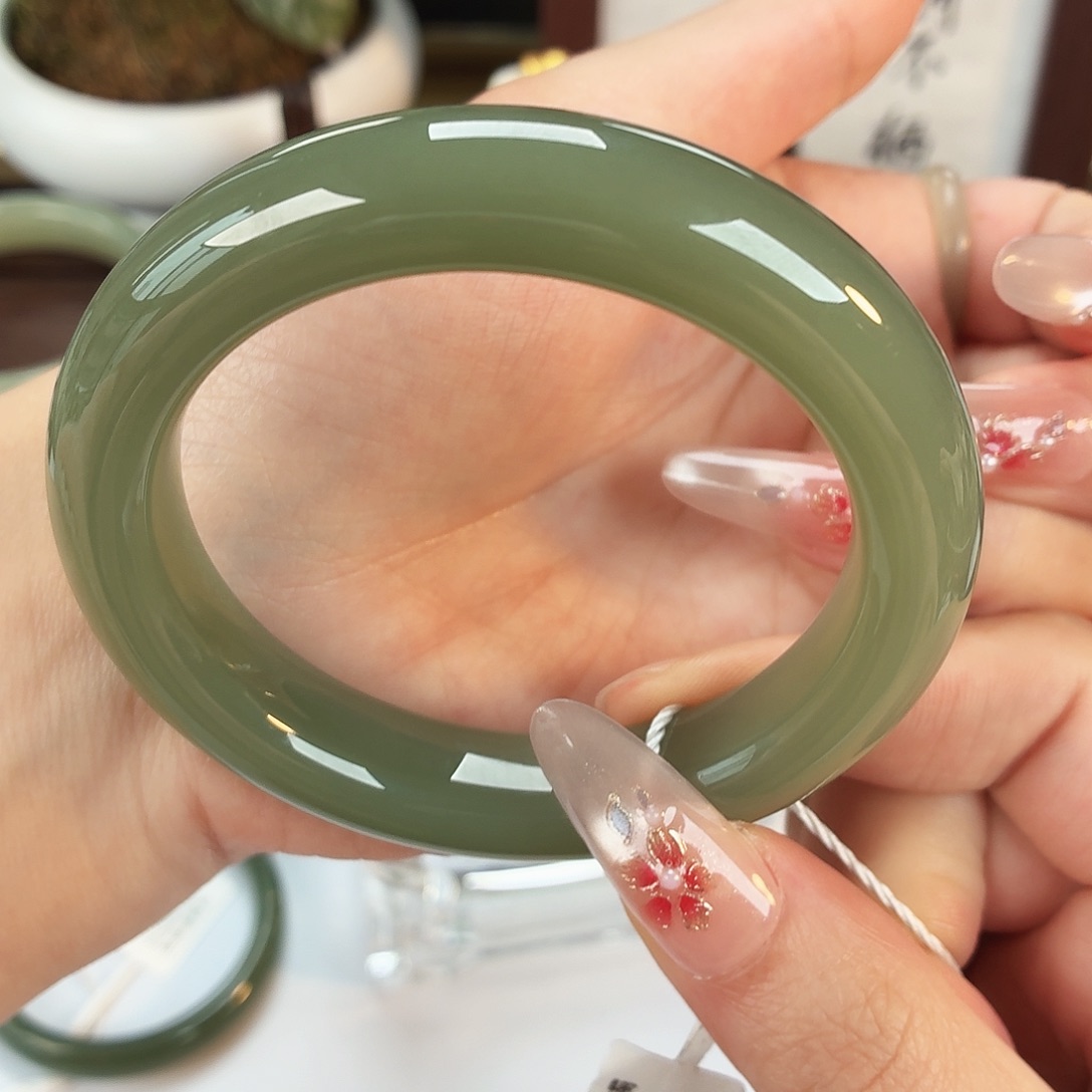 和田玉未镶嵌手镯