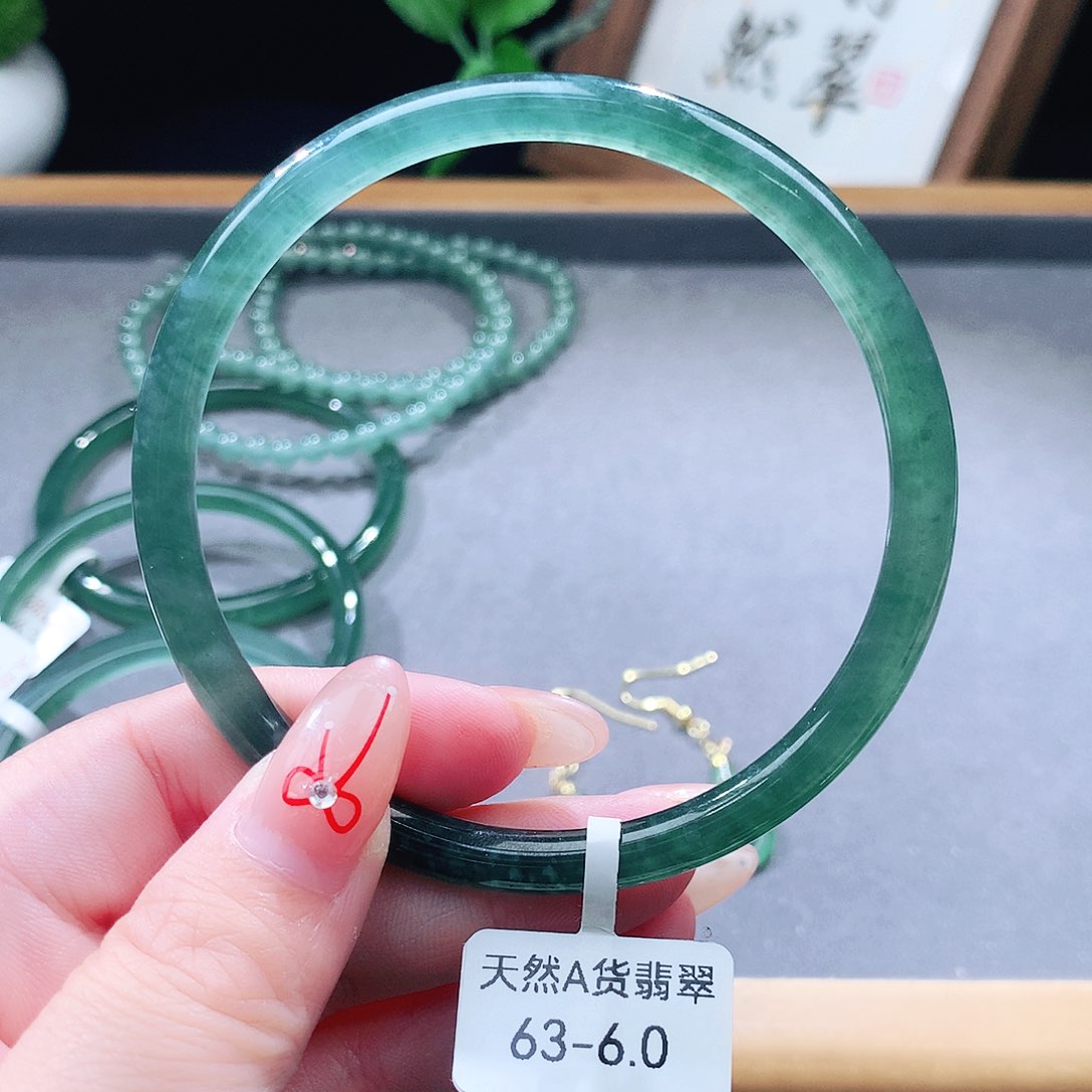 翡翠未镶嵌手镯（圆镯）