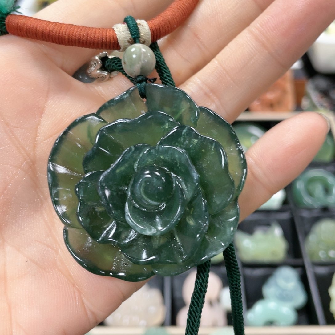 蛇纹石玉颈饰未镶嵌