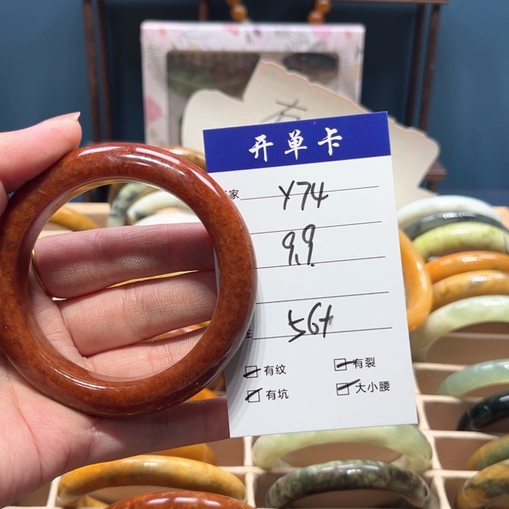 蛇纹石玉手镯未镶嵌韩****?