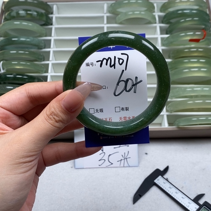 蛇纹石玉手镯未镶嵌虹*间