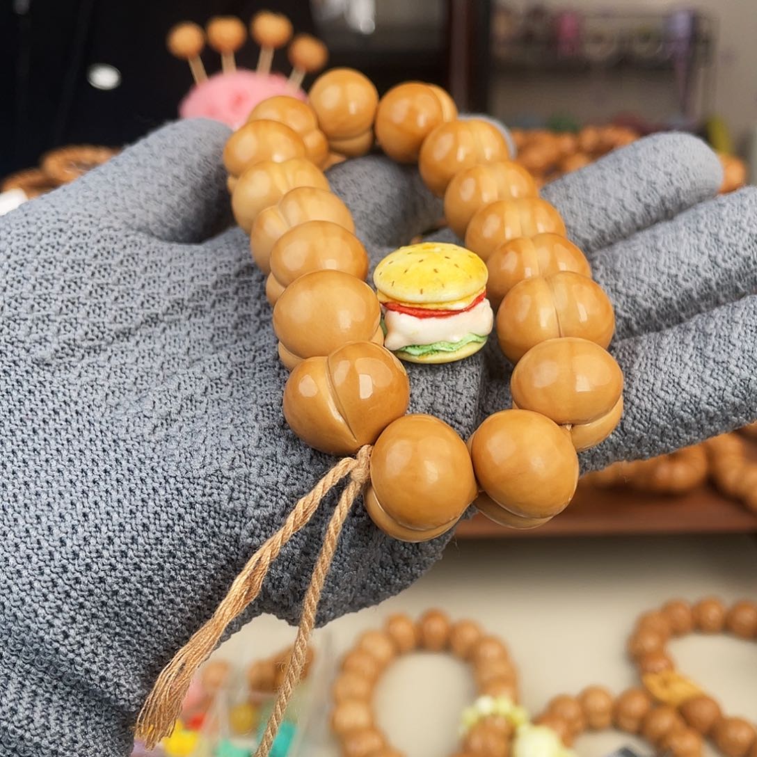 娃***哈吊坠猴头核桃屁桃手持