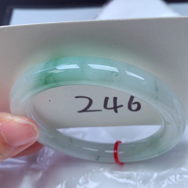 翡翠手镯未镶嵌翡翠