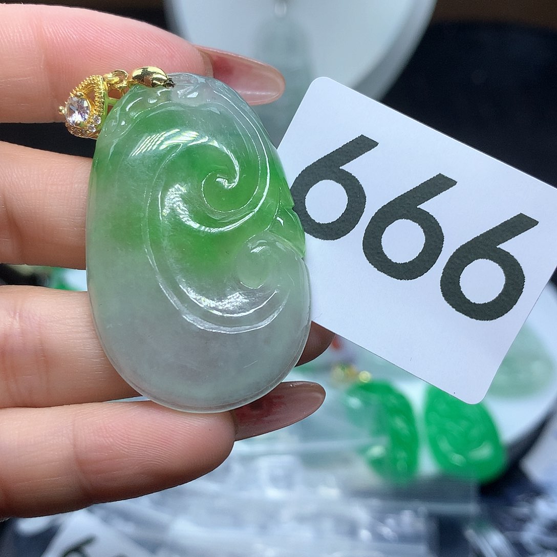 翡翠吊坠(赠链)未镶嵌