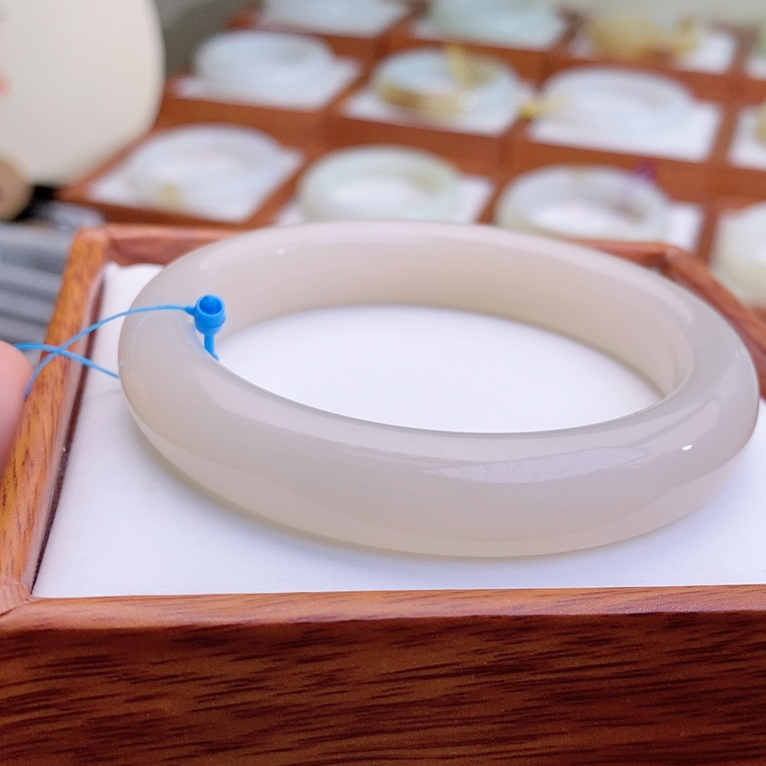 和田玉手镯未镶嵌和田玉手镯57