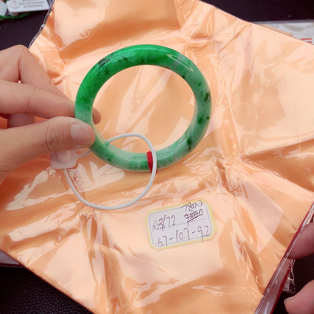 翡翠手镯未镶嵌翡翠