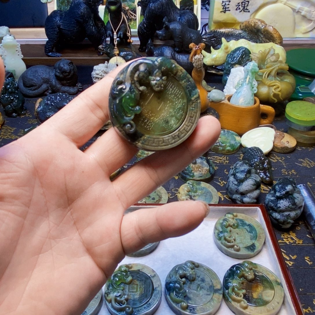 快***z蛇纹石玉未镶嵌颈饰