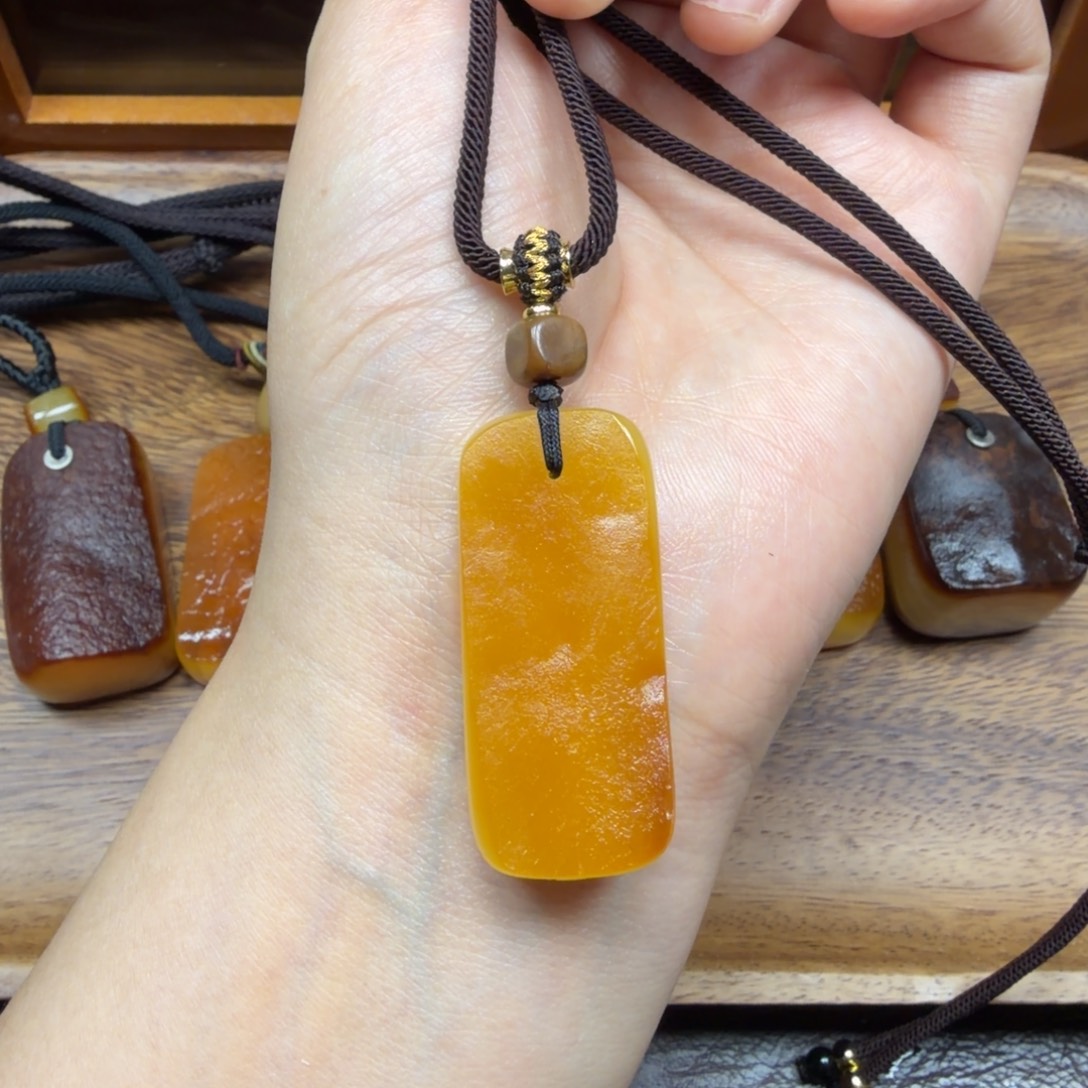 琥珀未镶嵌吊坠(赠链)