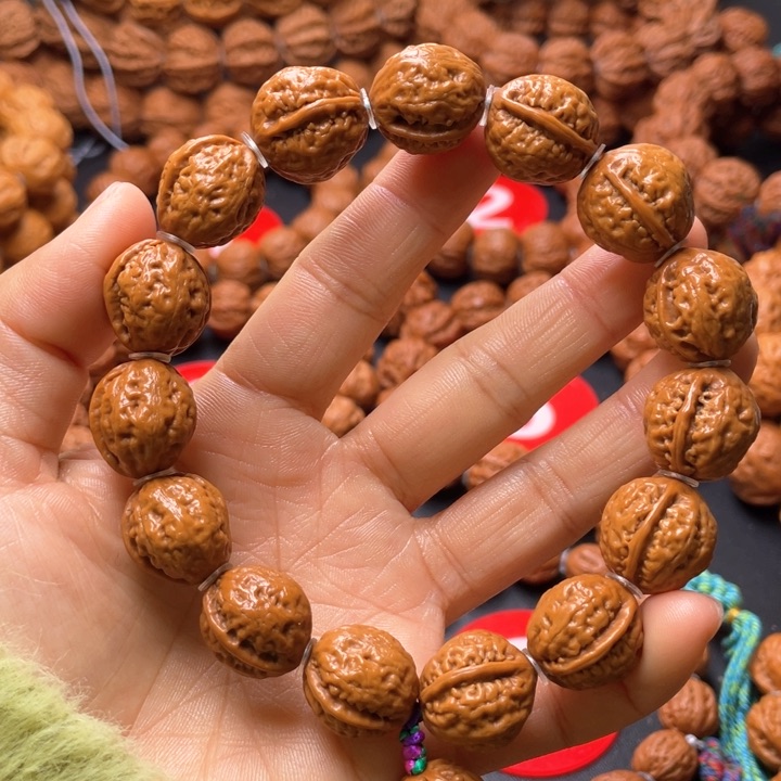 文玩核桃吊坠小麒麟