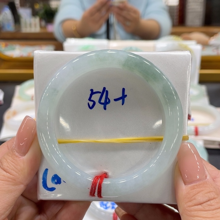 翡翠手镯未镶嵌翡翠