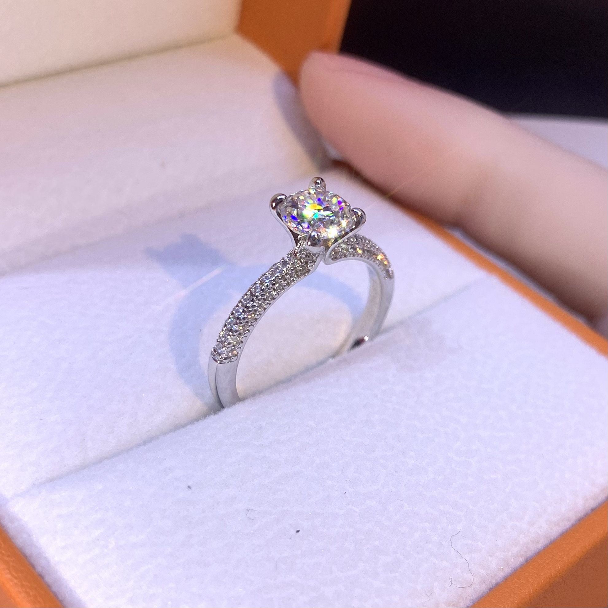 925银莫桑石戒指 【厮守】高品豪镶轻奢情侣莫桑钻戒合成碳硅石