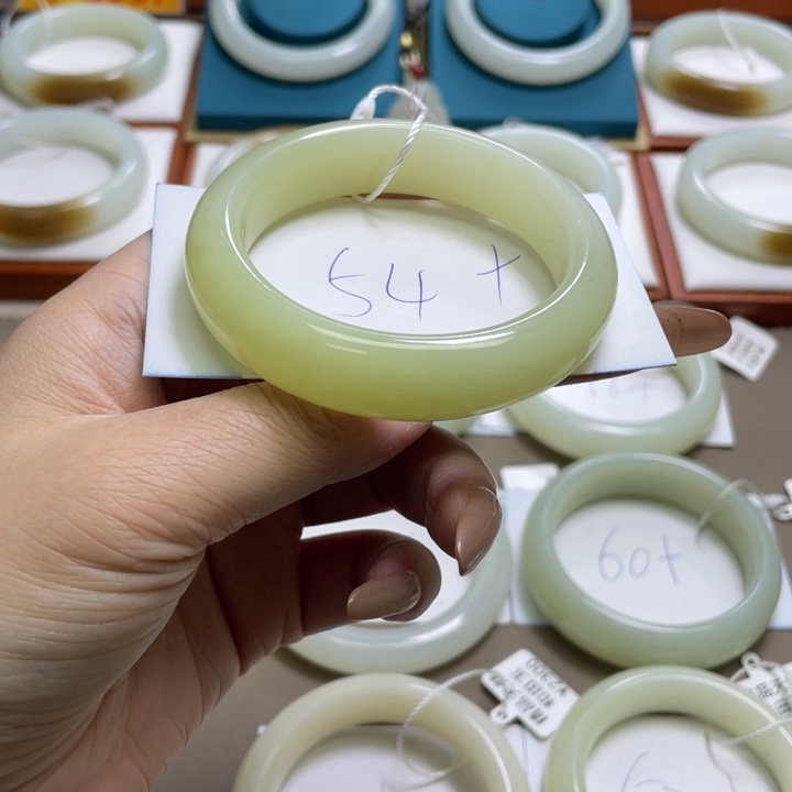 和田玉未镶嵌手镯