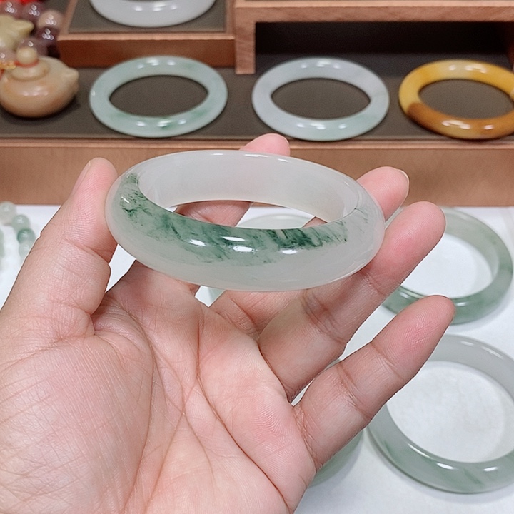 w***m石英岩玉未镶嵌手镯