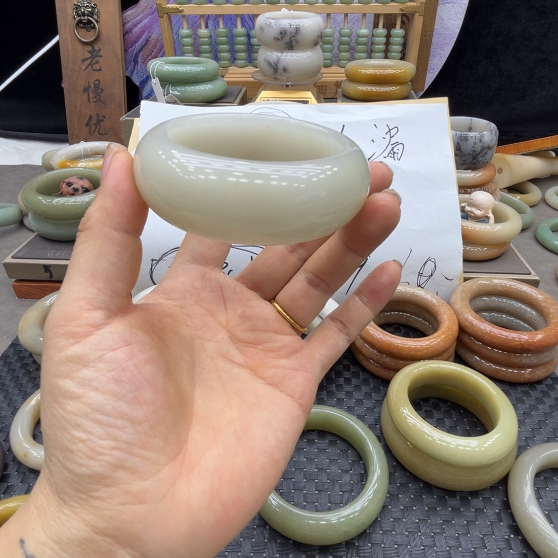 *****石英质玉未镶嵌手镯