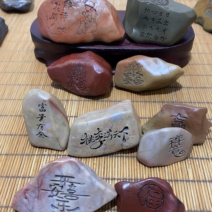 叶***原石雕刻工艺品手把摆件