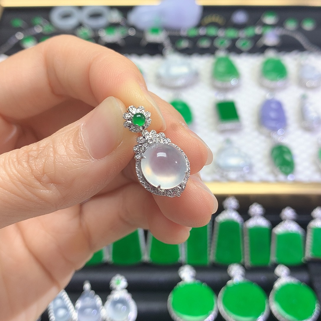 颈饰18K金镶嵌翡翠吊坠