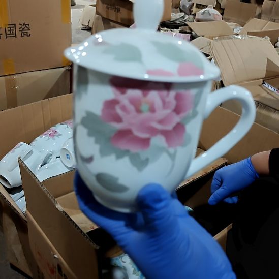 摆件盘子碗茶壶啥都有