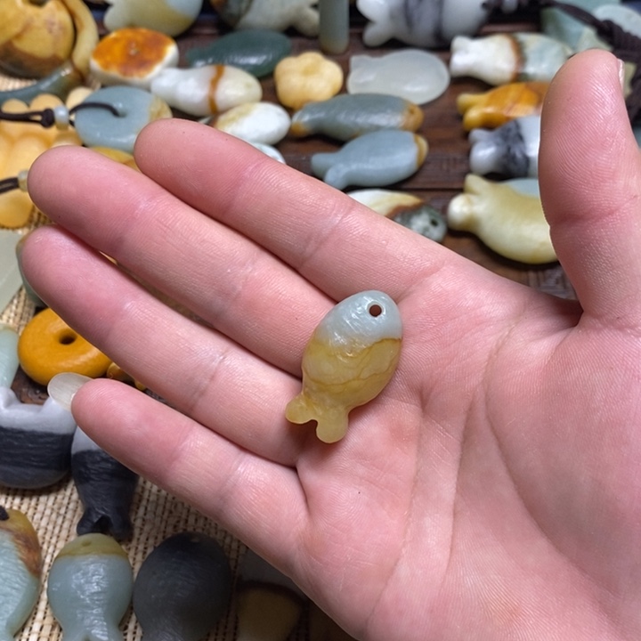 许***人蛇纹石玉未镶嵌颈饰