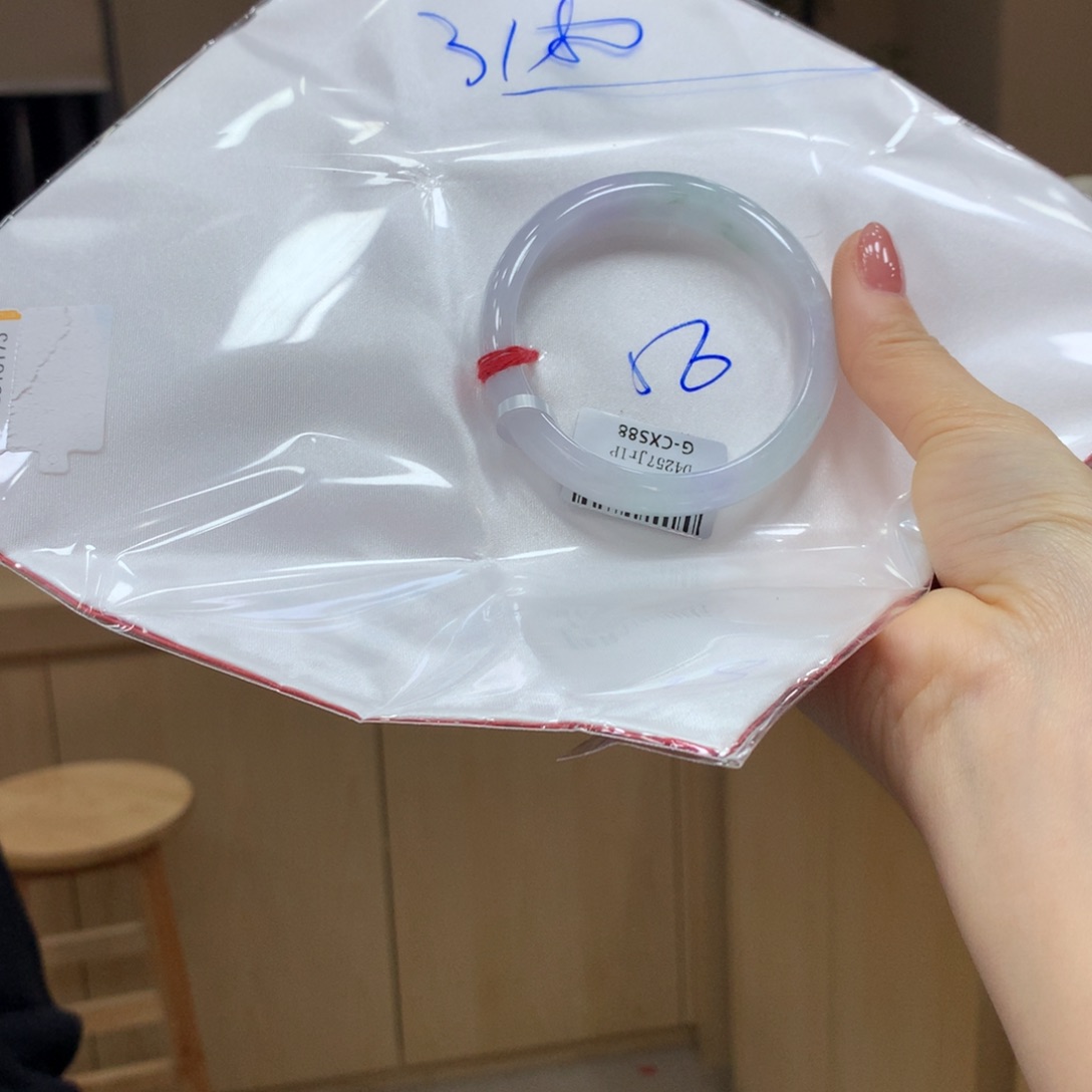 翡翠手镯未镶嵌不退不换