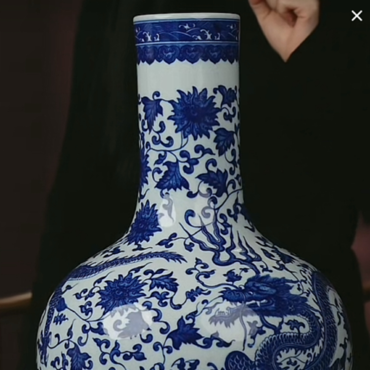 Y青花龙穿花纹天球瓶