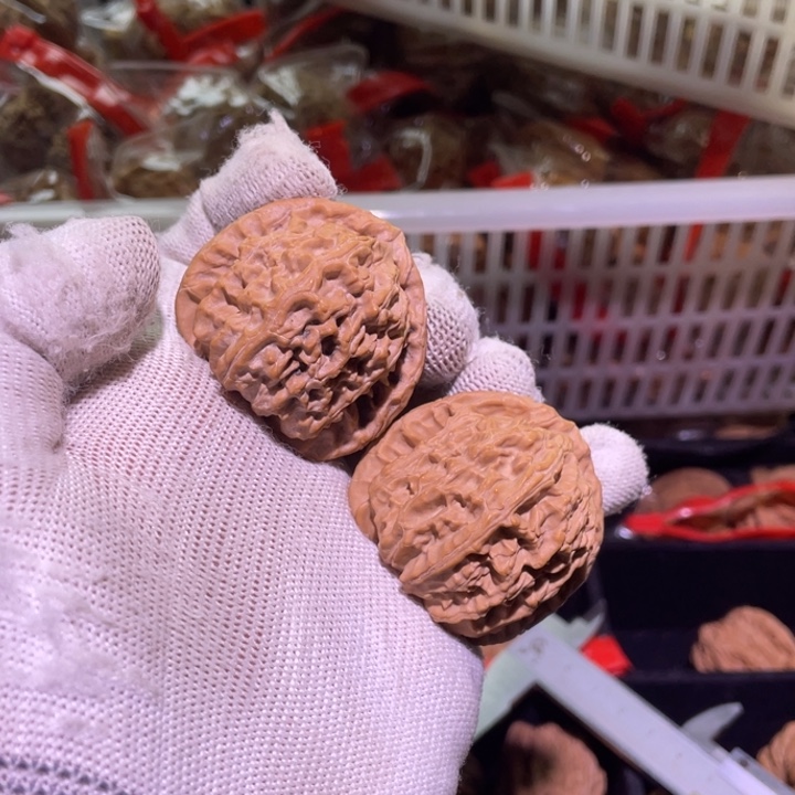 文玩核桃把件三角白 145