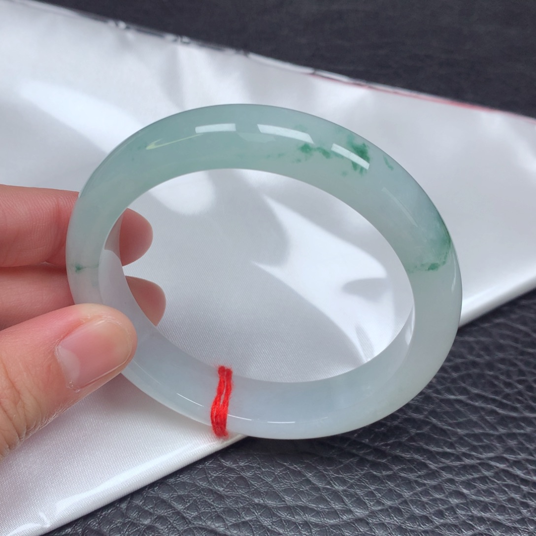 翡翠手镯未镶嵌。
