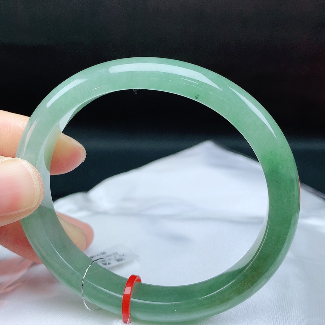 翡翠手镯未镶嵌55贵