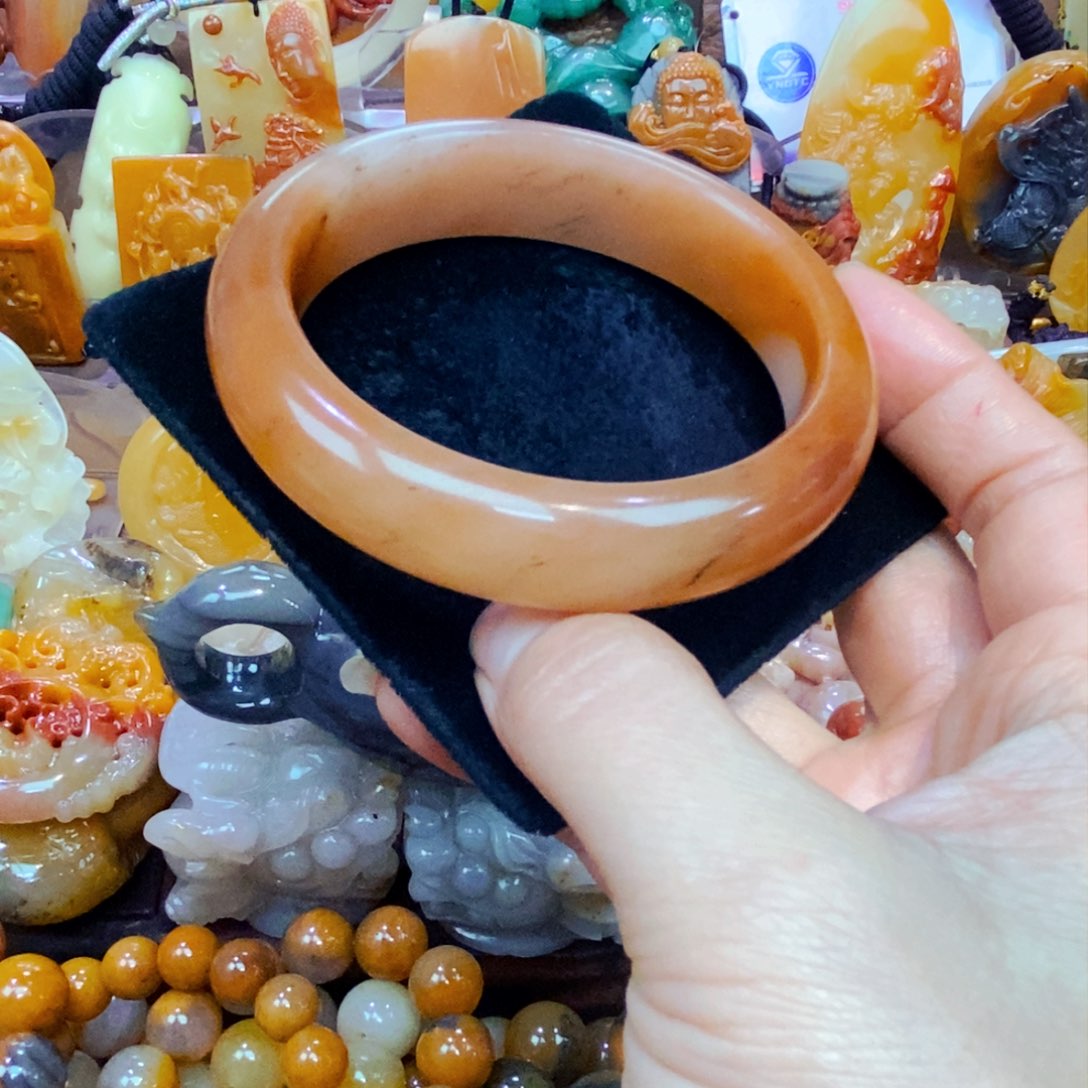 未镶嵌石英质玉（黄龙玉）颈饰