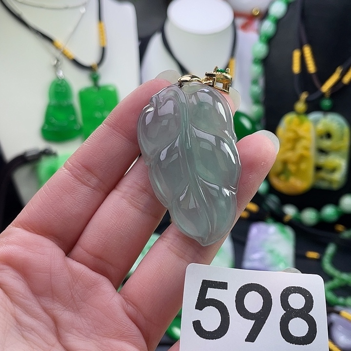 翡翠未镶嵌吊坠(赠链)