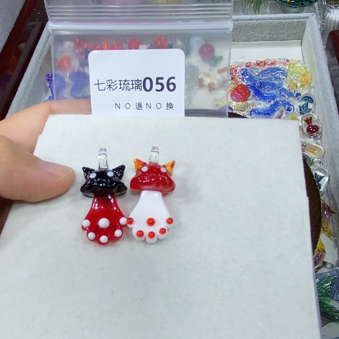 。***。玻璃吊坠（不含链）56猫爪菇两个