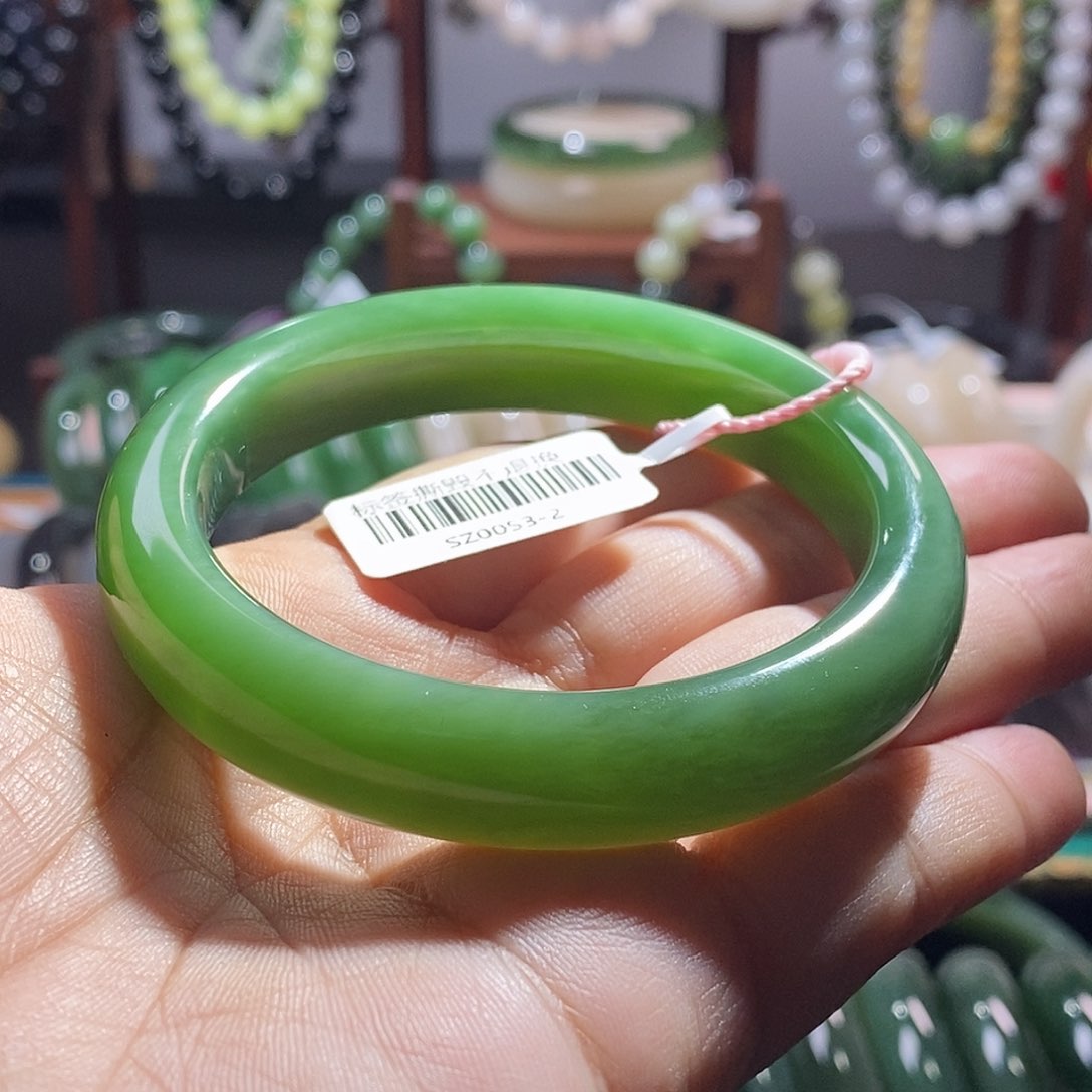 和田玉毕业级碧玉俄料老矿料高冰猫眼辣绿手镯57未镶?****