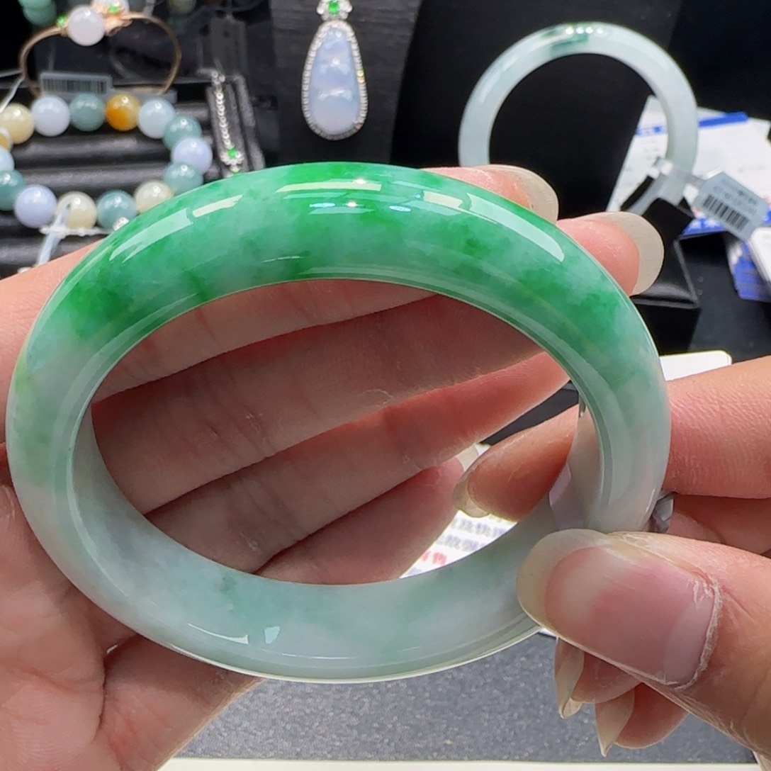 翡翠手镯未镶嵌翡翠手镯